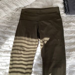 Size 6 leggings, a few snags but like new condition. Worn 5 times
